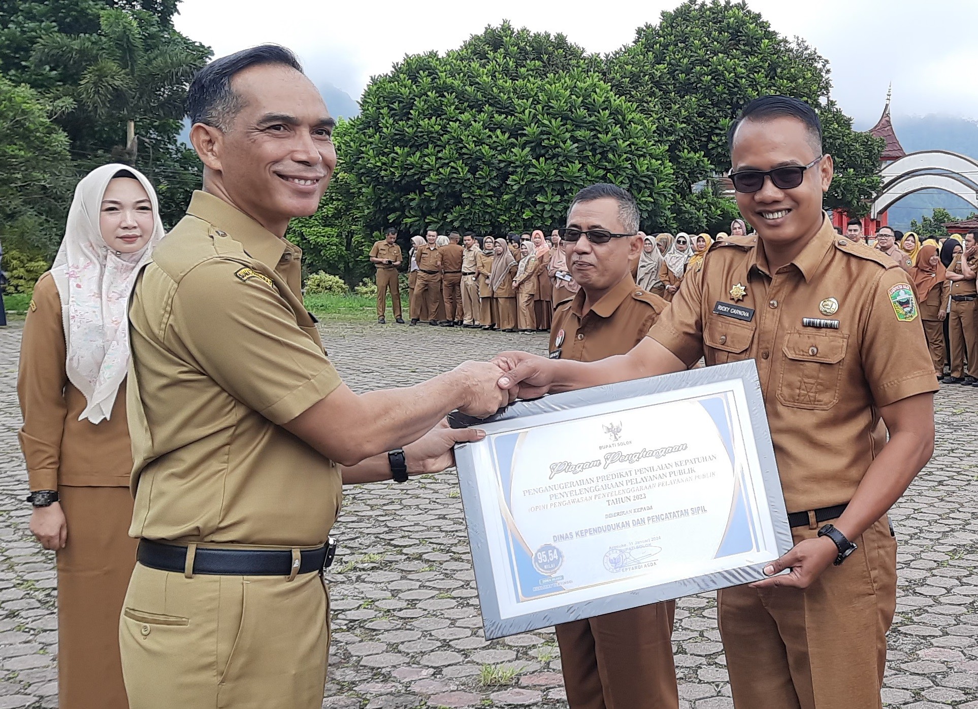 DISDUKCAPIL KAB. SOLOK MENERIMA PENGHARGAAN KEPATUHAN PENYELENGGARAAN PELAYANAN PUBLIK