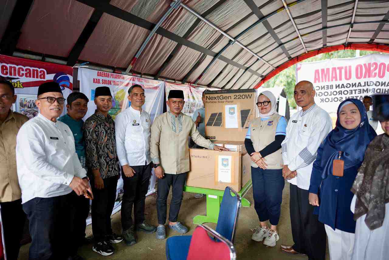 Bupati Solok Jon Firman Pandu, SH menerima bantuan Starlink dari Ditjen Dukcapil